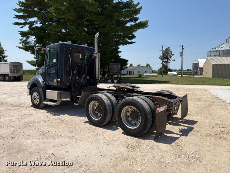 image for item FK4114 2004 Freightliner Columbia semi truck