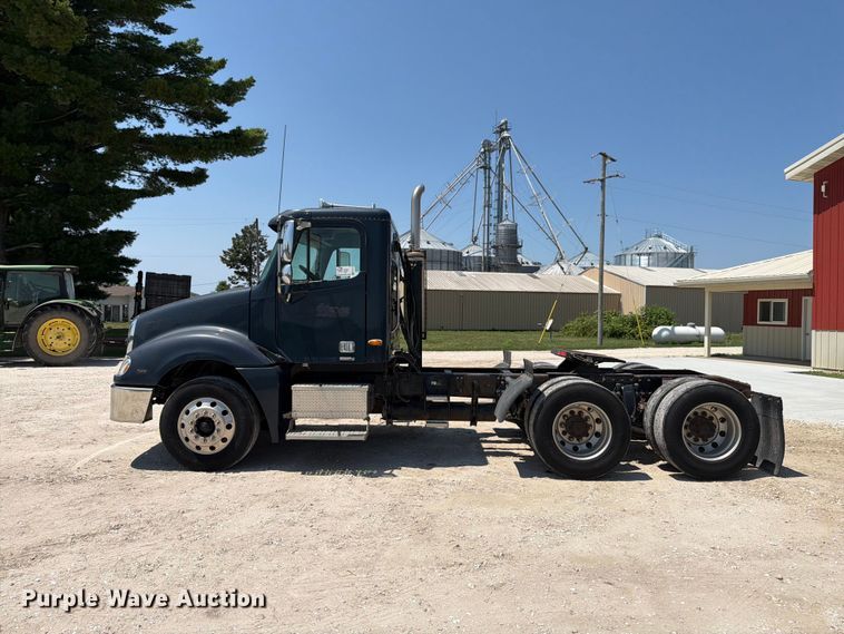 image for item FK4114 2004 Freightliner Columbia semi truck