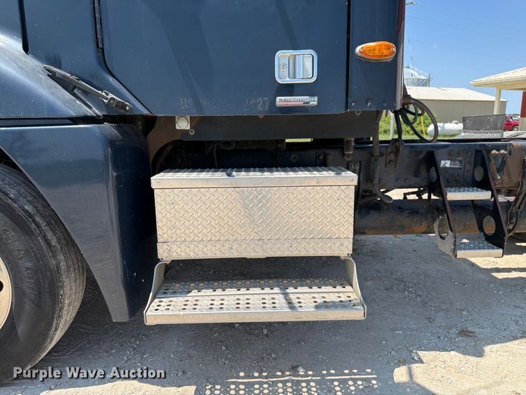 image for item FK4114 2004 Freightliner Columbia semi truck