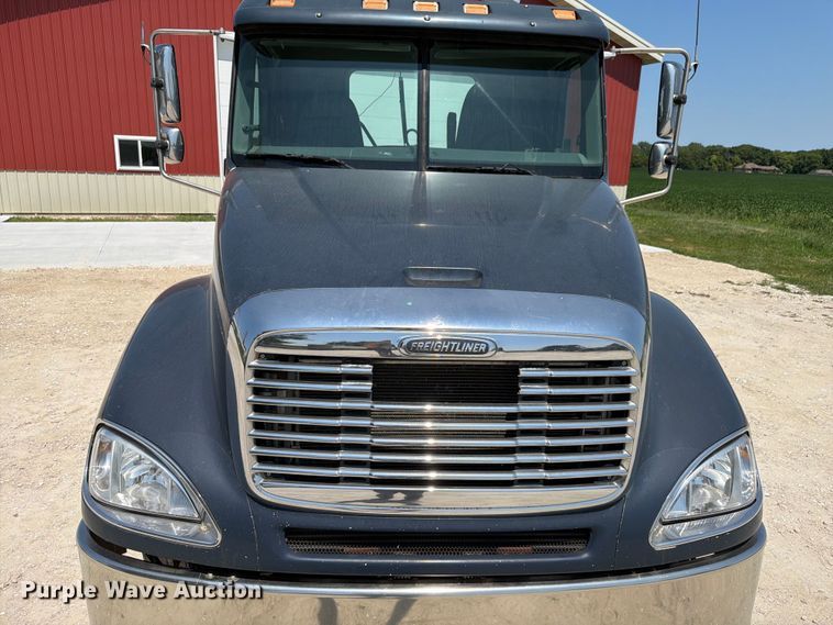 image for item FK4114 2004 Freightliner Columbia semi truck