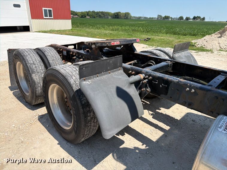 image for item FK4114 2004 Freightliner Columbia semi truck