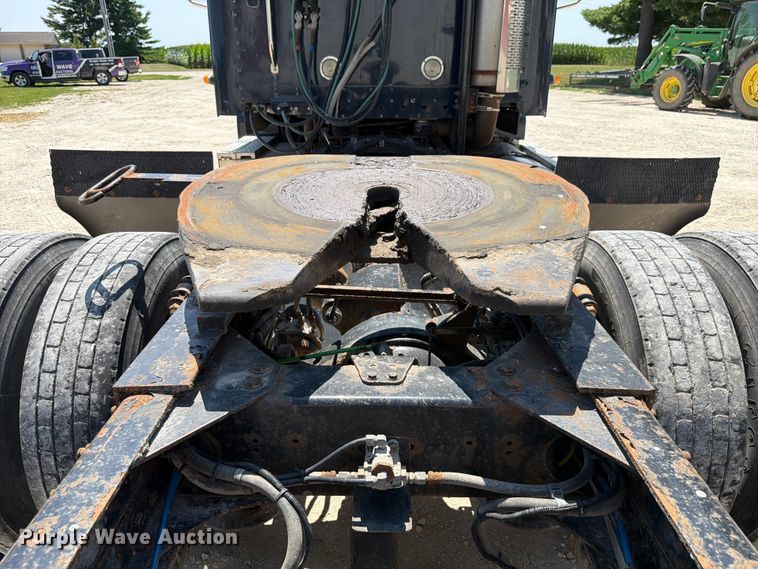 image for item FK4114 2004 Freightliner Columbia semi truck