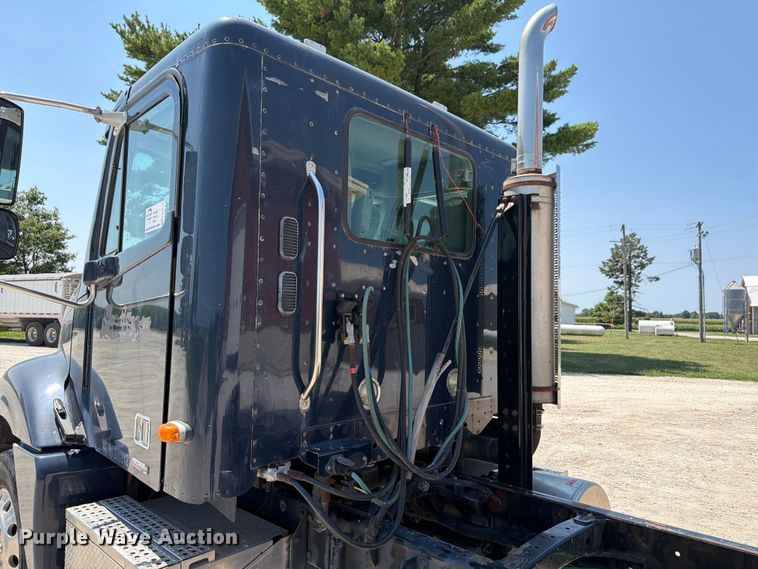 image for item FK4114 2004 Freightliner Columbia semi truck