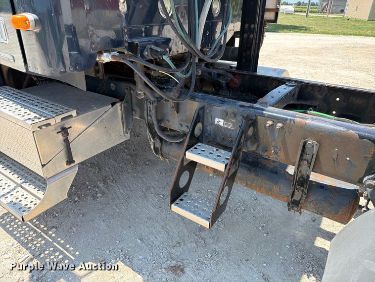 image for item FK4114 2004 Freightliner Columbia semi truck