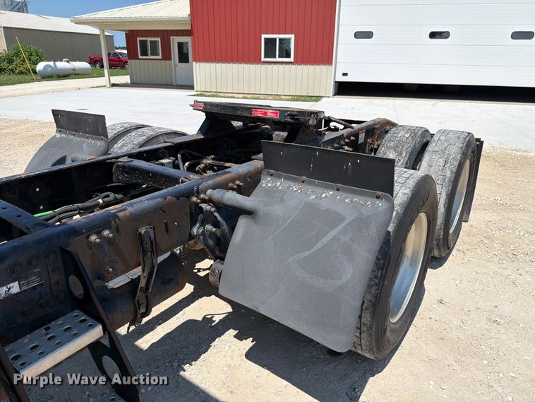 image for item FK4114 2004 Freightliner Columbia semi truck