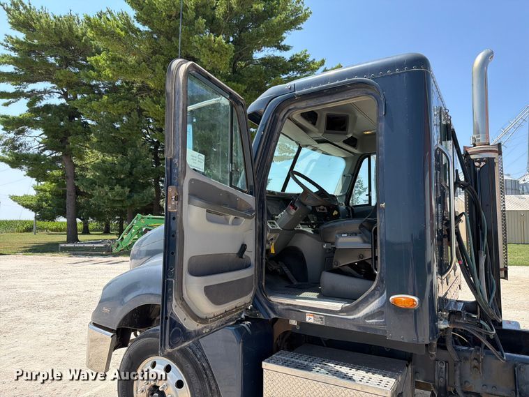 image for item FK4114 2004 Freightliner Columbia semi truck