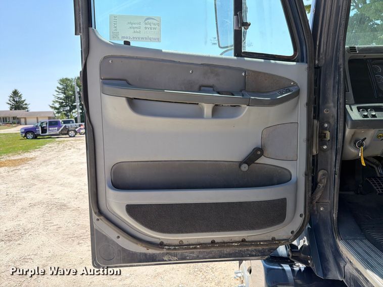 image for item FK4114 2004 Freightliner Columbia semi truck