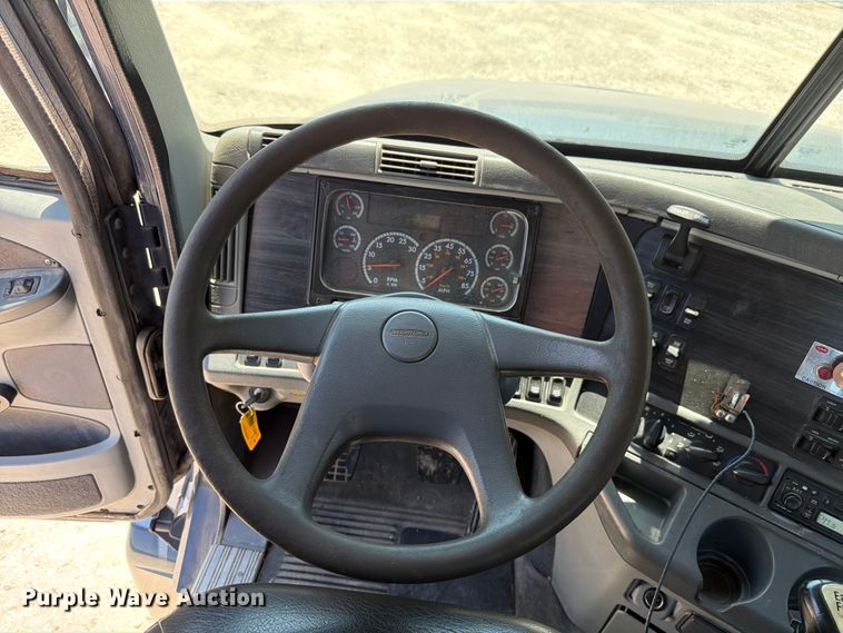 image for item FK4114 2004 Freightliner Columbia semi truck