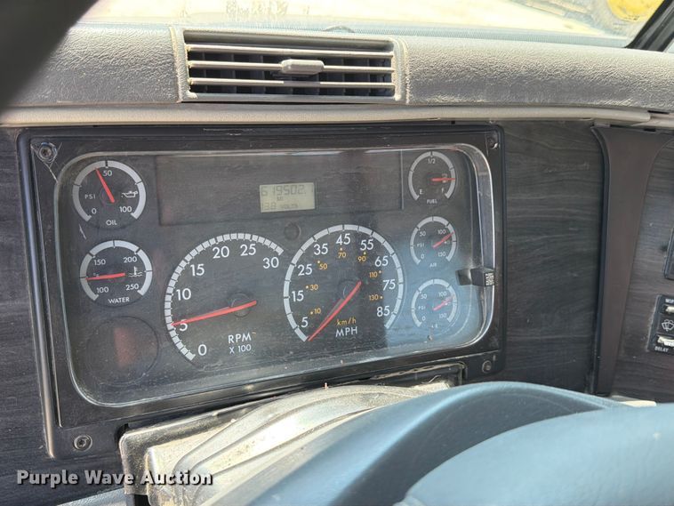 image for item FK4114 2004 Freightliner Columbia semi truck