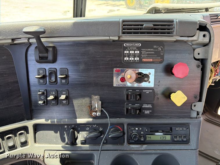 image for item FK4114 2004 Freightliner Columbia semi truck