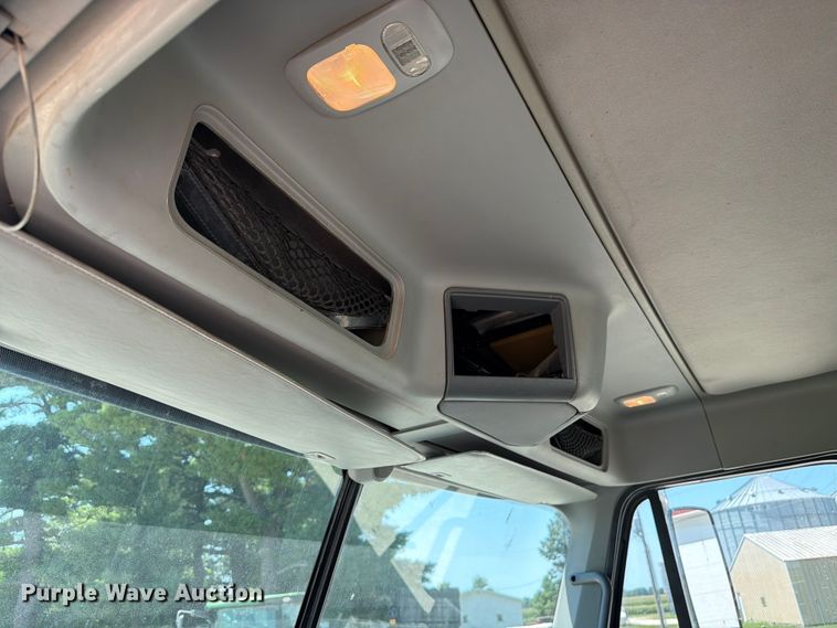 image for item FK4114 2004 Freightliner Columbia semi truck