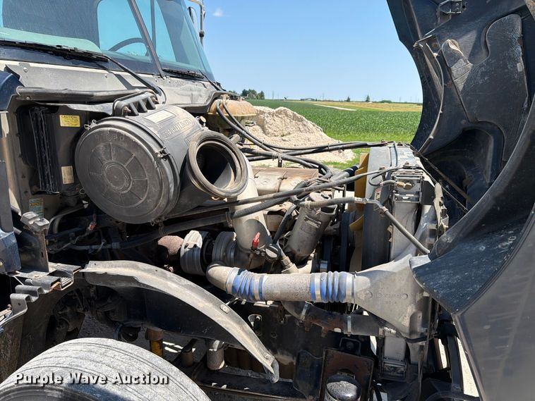 image for item FK4114 2004 Freightliner Columbia semi truck