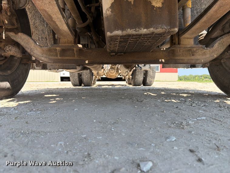 image for item FK4114 2004 Freightliner Columbia semi truck