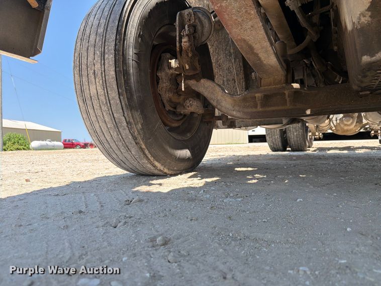 image for item FK4114 2004 Freightliner Columbia semi truck