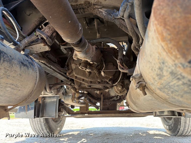 image for item FK4114 2004 Freightliner Columbia semi truck