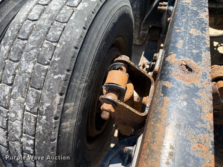 image for item FK4114 2004 Freightliner Columbia semi truck