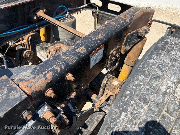 image for item FK4114 2004 Freightliner Columbia semi truck