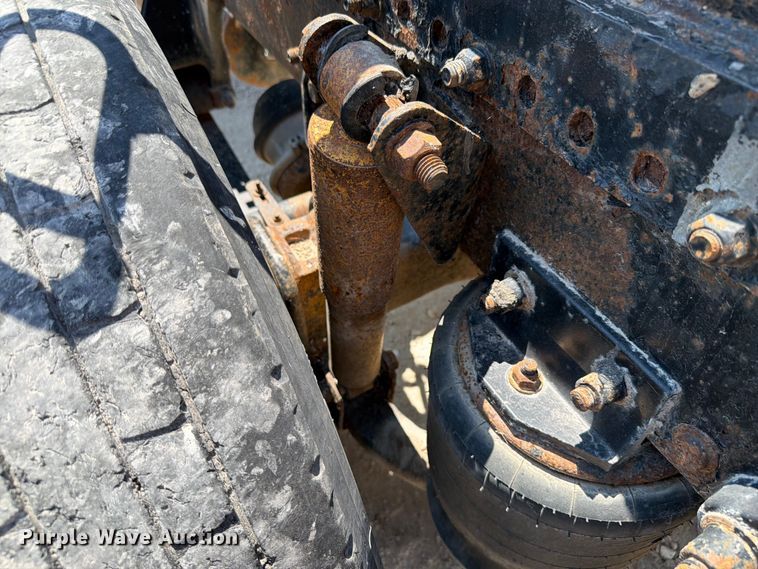 image for item FK4114 2004 Freightliner Columbia semi truck