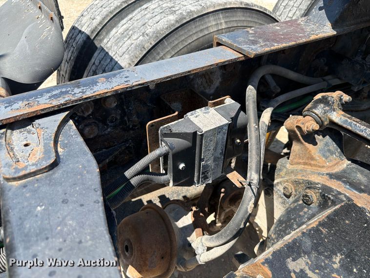 image for item FK4114 2004 Freightliner Columbia semi truck