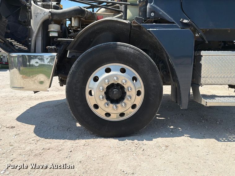 image for item FK4114 2004 Freightliner Columbia semi truck