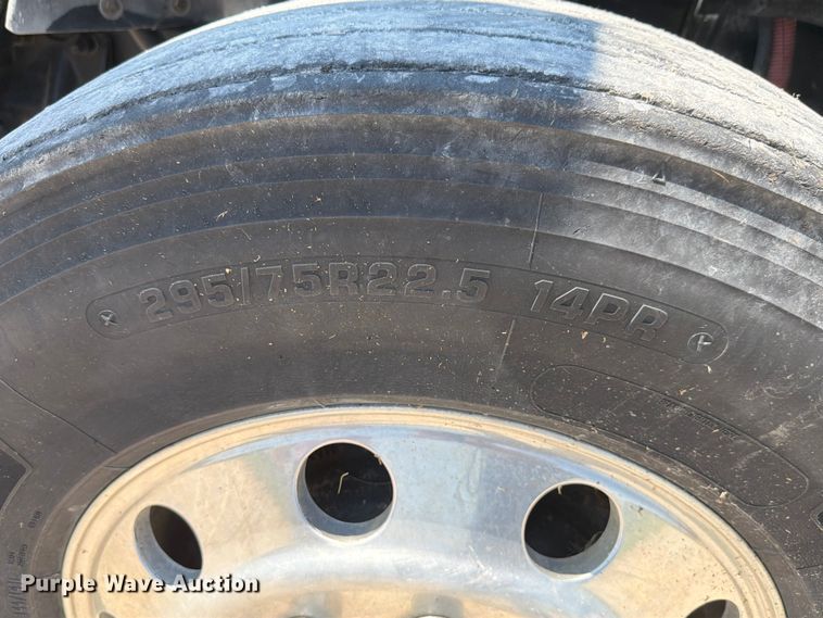image for item FK4114 2004 Freightliner Columbia semi truck