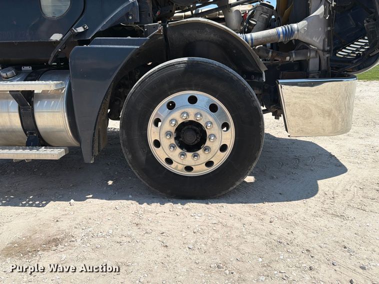 image for item FK4114 2004 Freightliner Columbia semi truck