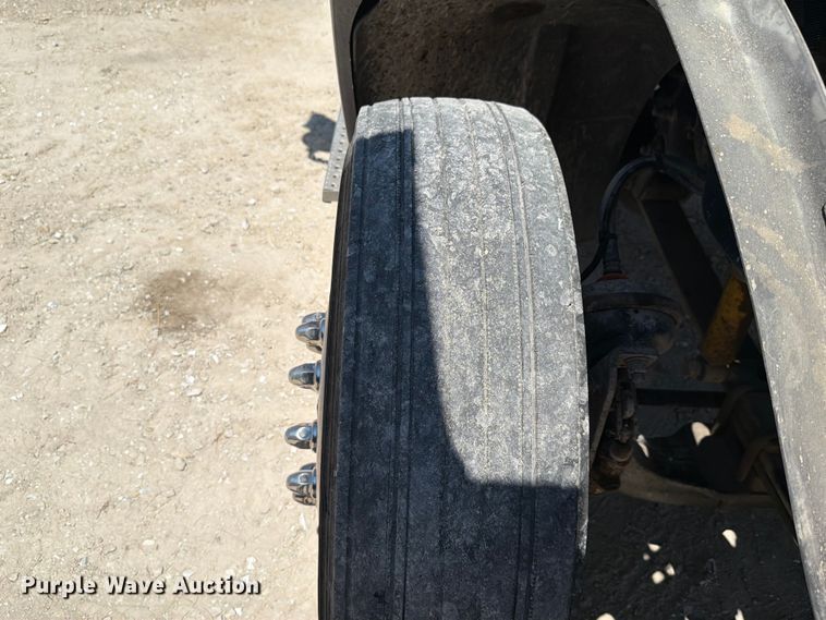 image for item FK4114 2004 Freightliner Columbia semi truck