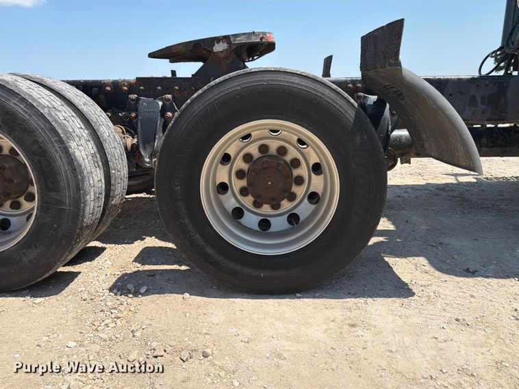 image for item FK4114 2004 Freightliner Columbia semi truck