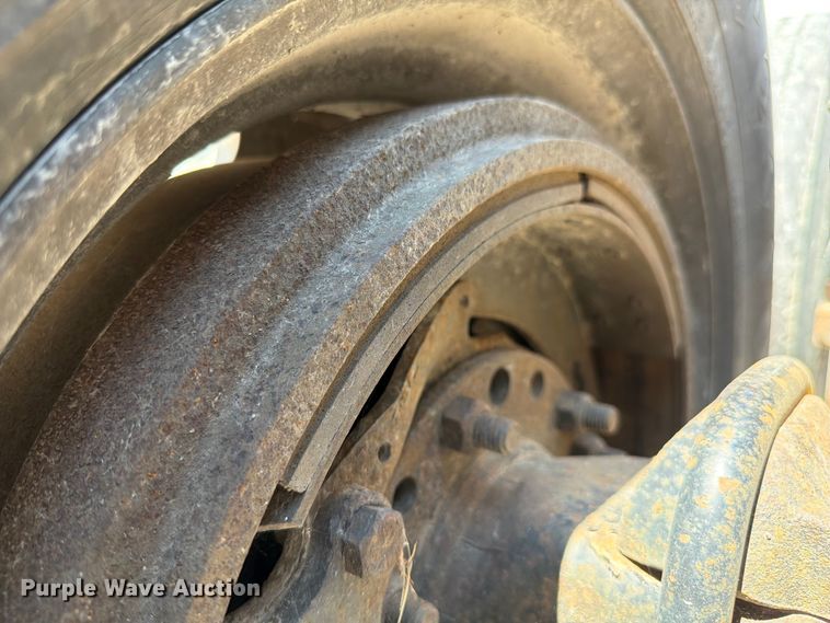image for item FK4114 2004 Freightliner Columbia semi truck