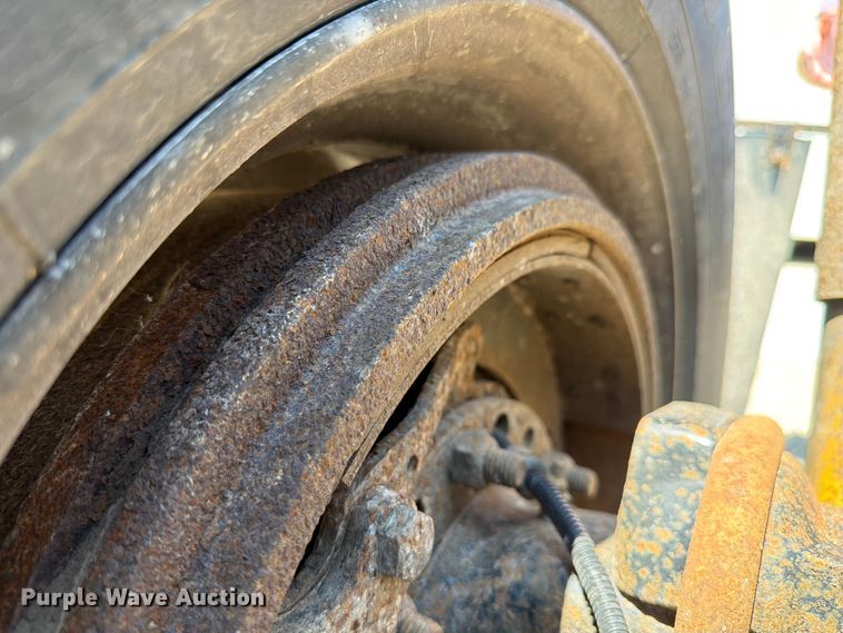 image for item FK4114 2004 Freightliner Columbia semi truck
