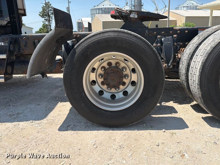 image for item FK4114 2004 Freightliner Columbia semi truck