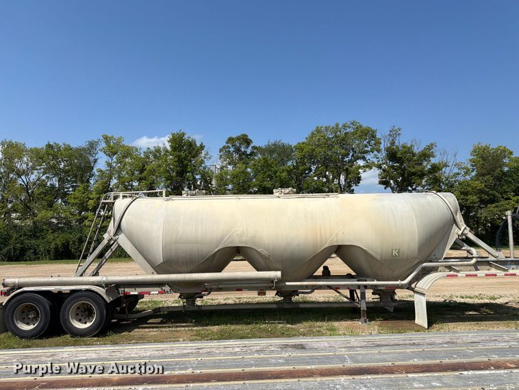 image for item FK4124 2003 Heil Pneumatic bulk trailer pneumatic dry bulk trailer
