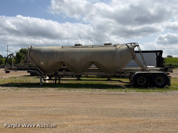 image for item FK4124 2003 Heil Pneumatic bulk trailer pneumatic dry bulk trailer
