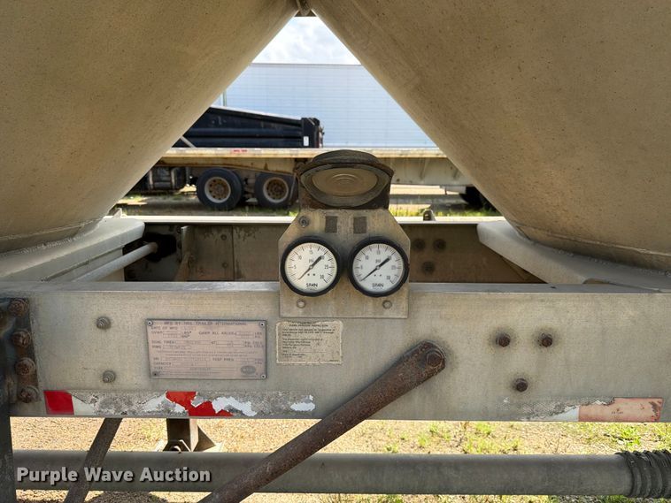 image for item FK4124 2003 Heil Pneumatic bulk trailer pneumatic dry bulk trailer