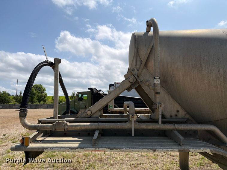 image for item FK4124 2003 Heil Pneumatic bulk trailer pneumatic dry bulk trailer