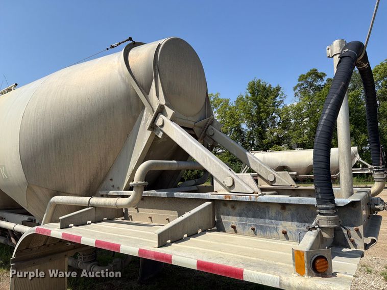 image for item FK4124 2003 Heil Pneumatic bulk trailer pneumatic dry bulk trailer