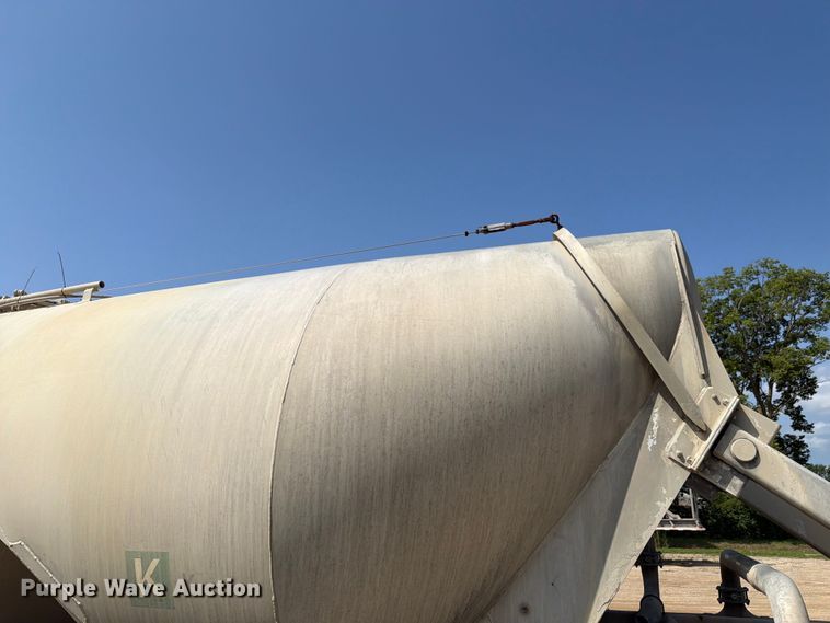 image for item FK4124 2003 Heil Pneumatic bulk trailer pneumatic dry bulk trailer