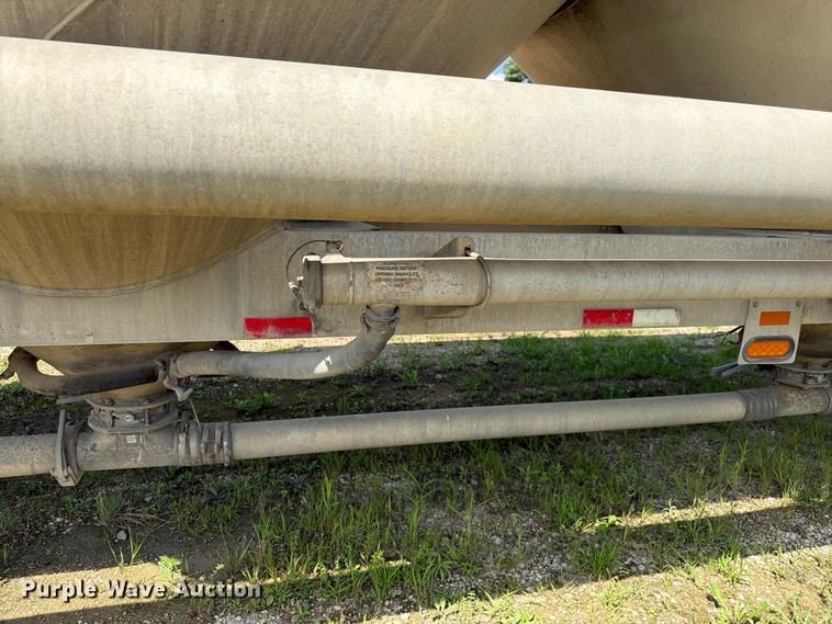 image for item FK4124 2003 Heil Pneumatic bulk trailer pneumatic dry bulk trailer