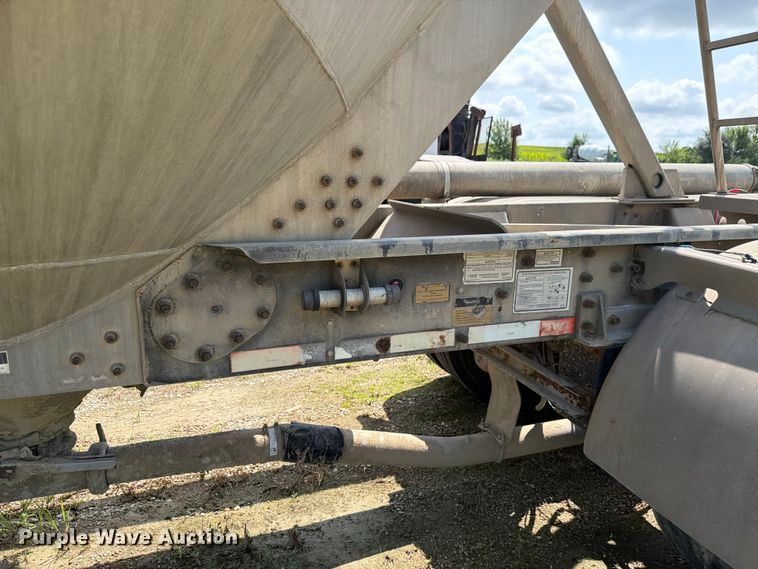 image for item FK4124 2003 Heil Pneumatic bulk trailer pneumatic dry bulk trailer