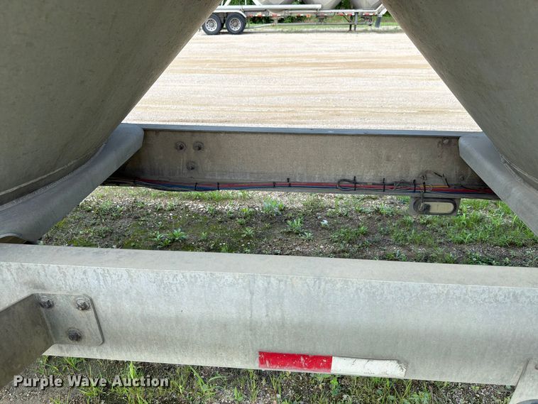 image for item FK4124 2003 Heil Pneumatic bulk trailer pneumatic dry bulk trailer