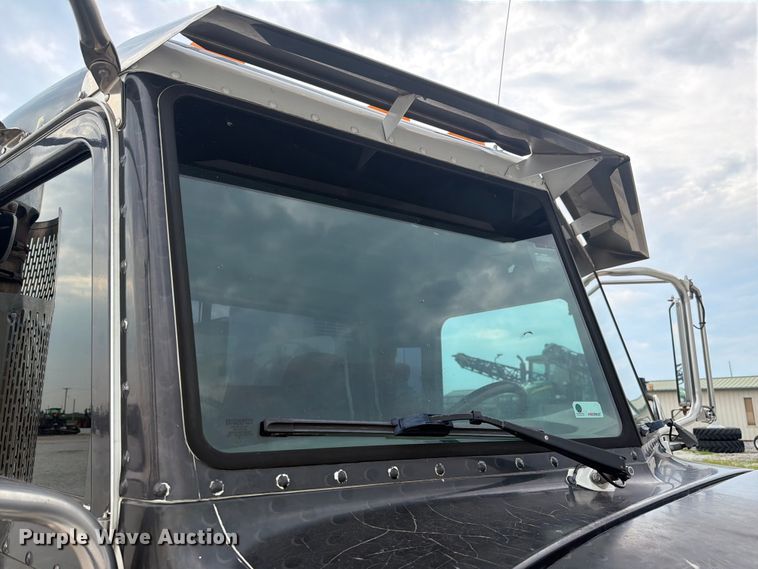 image for item FK4126 2010 Peterbilt 337 utility / service truck