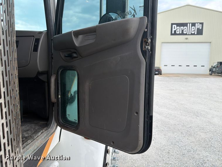 image for item FK4126 2010 Peterbilt 337 utility / service truck