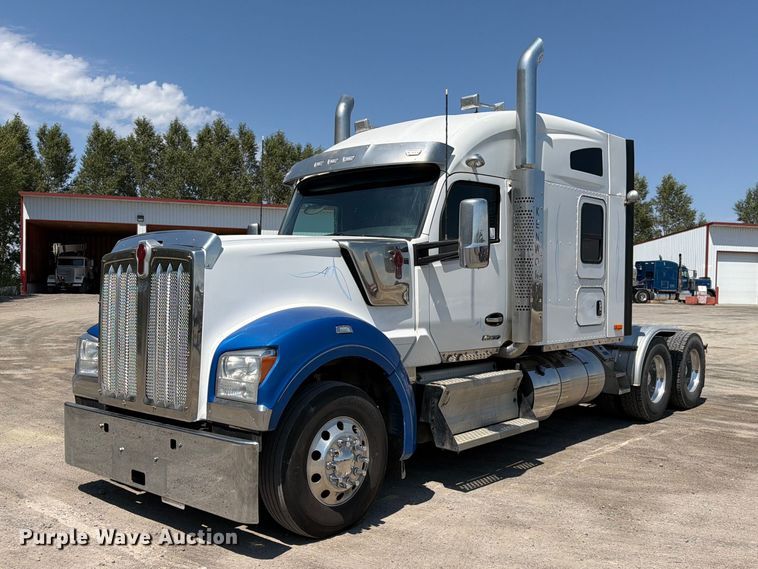 2023 Kenworth W990 semi truck