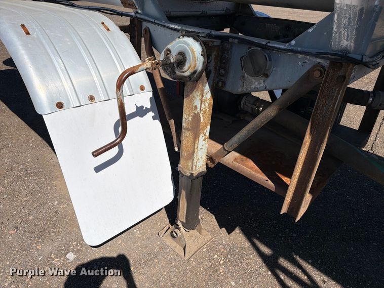 image for item FM7615 1976 Fruehauf pneumatic dry bulk trailer