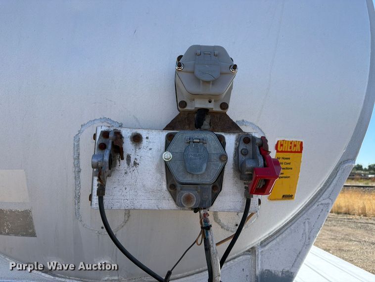 image for item FM7615 1976 Fruehauf pneumatic dry bulk trailer