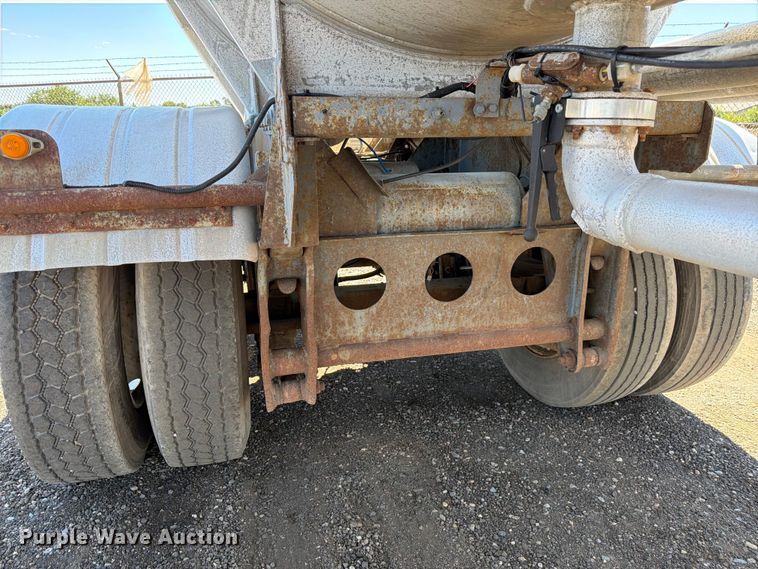 image for item FM7615 1976 Fruehauf pneumatic dry bulk trailer
