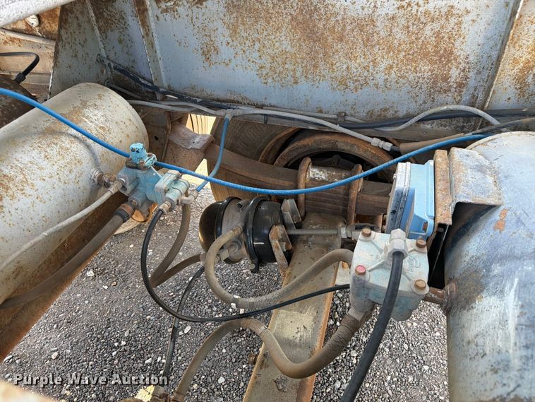 image for item FM7615 1976 Fruehauf pneumatic dry bulk trailer