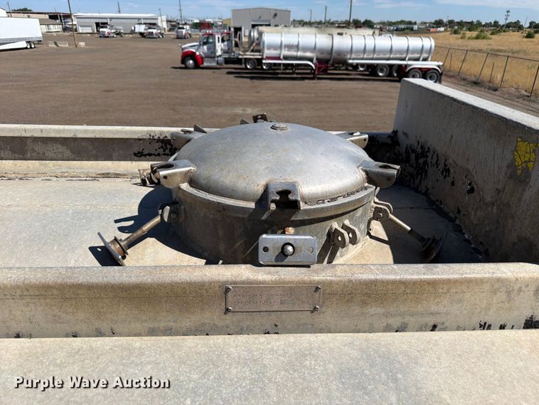 image for item FM7615 1976 Fruehauf pneumatic dry bulk trailer