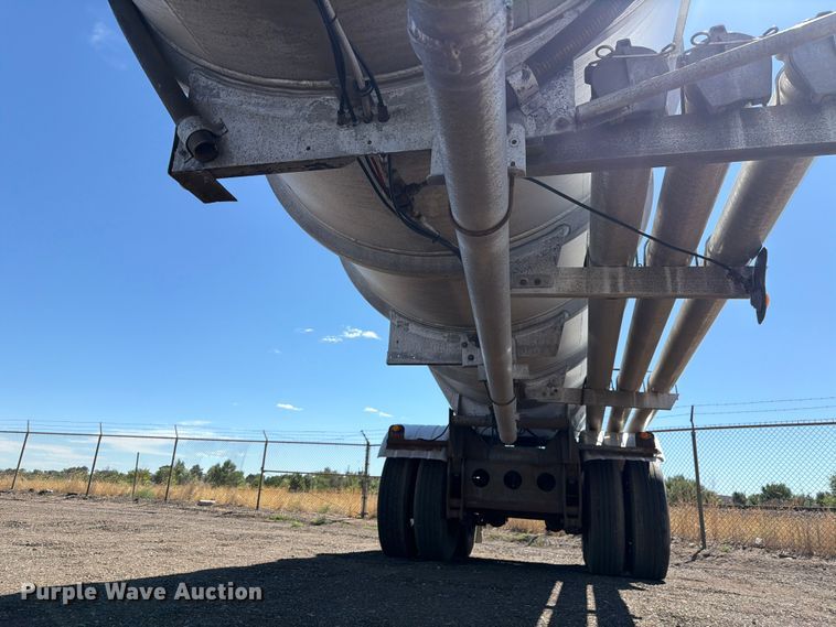 image for item FM7615 1976 Fruehauf pneumatic dry bulk trailer