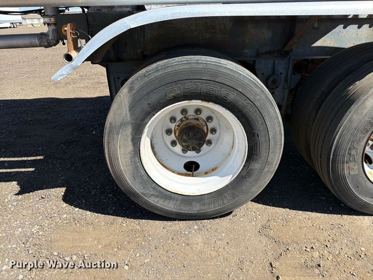 image for item FM7615 1976 Fruehauf pneumatic dry bulk trailer
